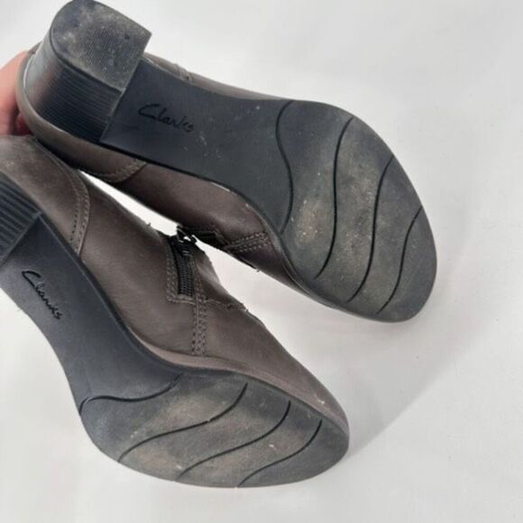 Clarks Collection Women's Leather Block Heel Side Zip Pumps Heels Taupe Size 8M - Picture 9 of 12